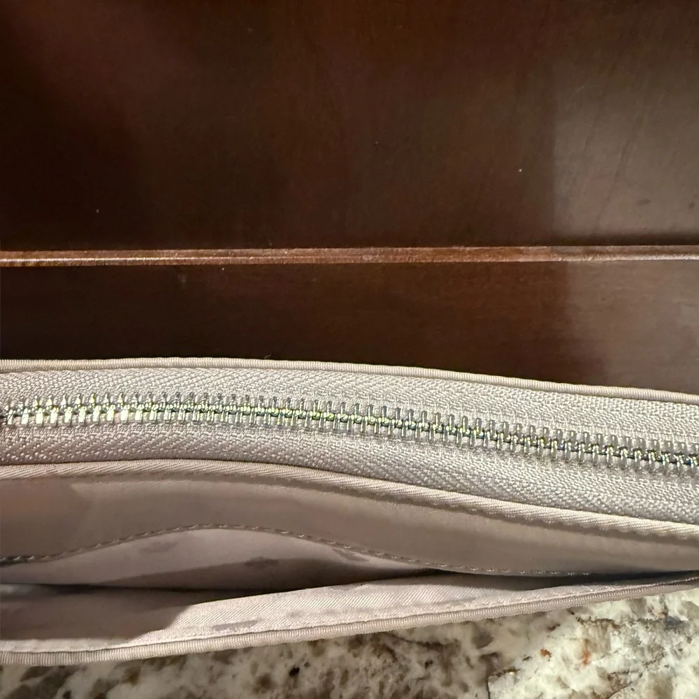 *PRE-OWNED* Kate Spade Wilson Road Wallet in Taupe - Picture 5 of 10